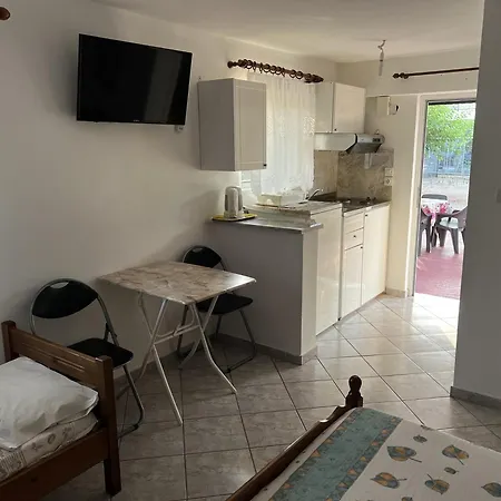 Apartman Kakovatos Guest *